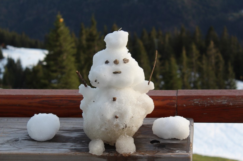 冬季造型独特的雪人图片