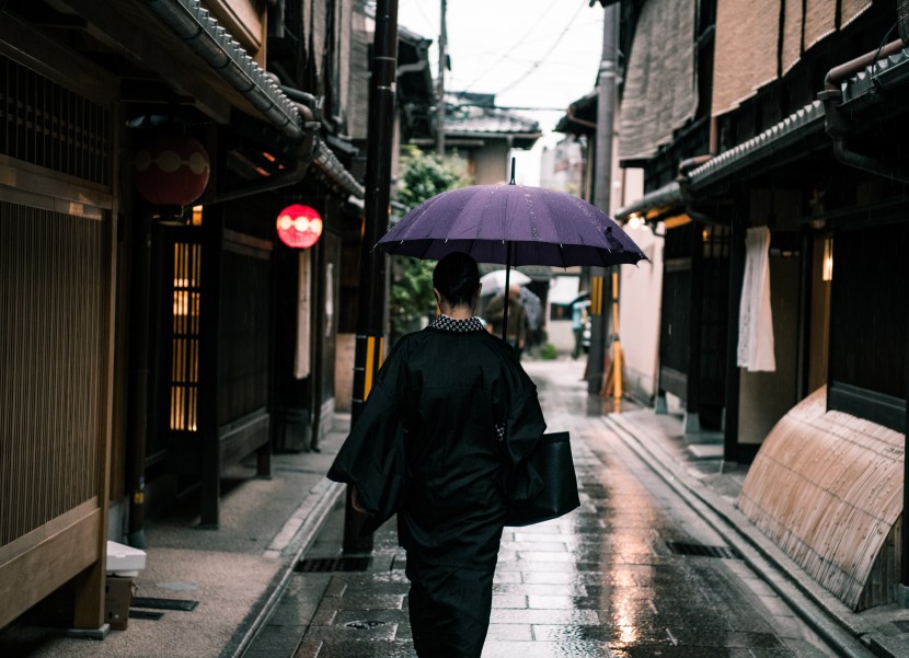 雨中撑伞的人物图片