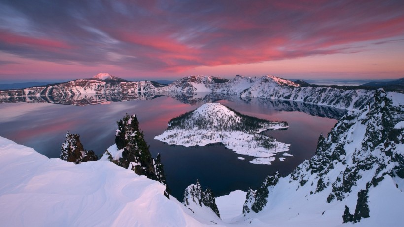 火山口上的湖泊风景图片