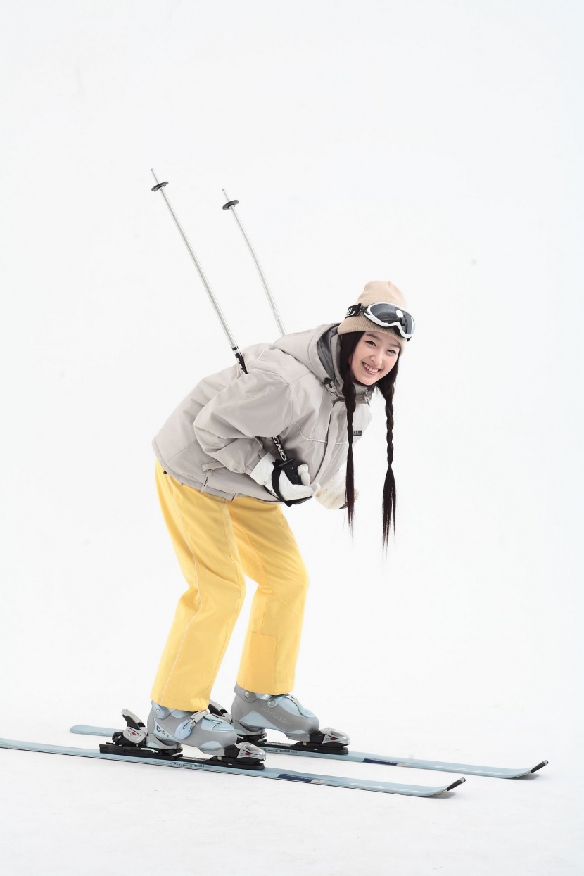 冬季休闲女性滑雪图片