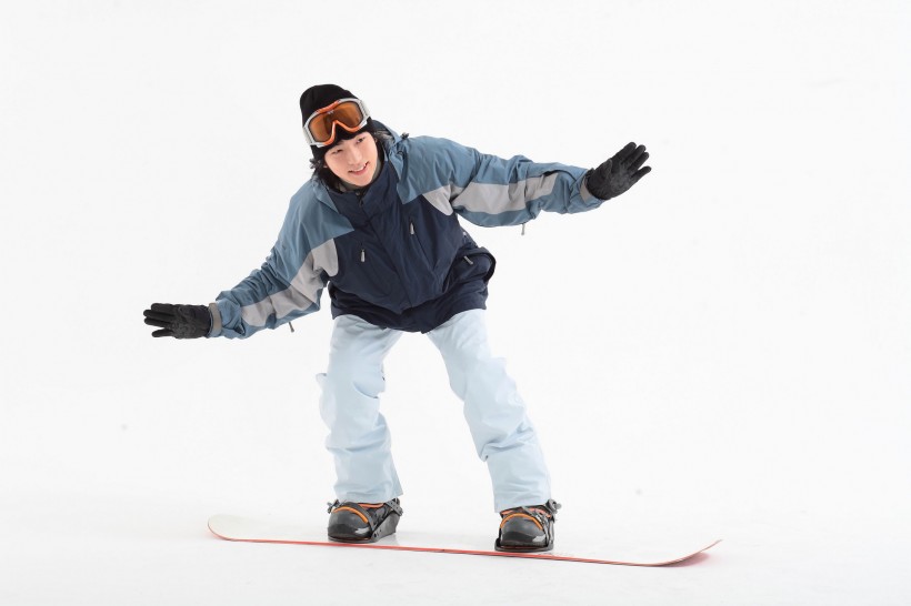 冬季休闲运动男性滑雪图片