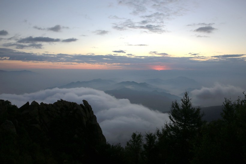 雾灵山晨曦风景图片