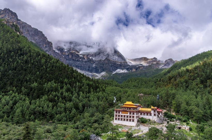 盛夏的四川稻城亚丁风景图片