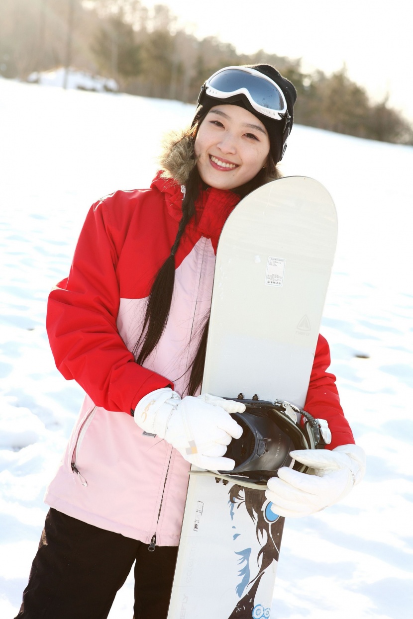 冬季休闲女性滑雪图片