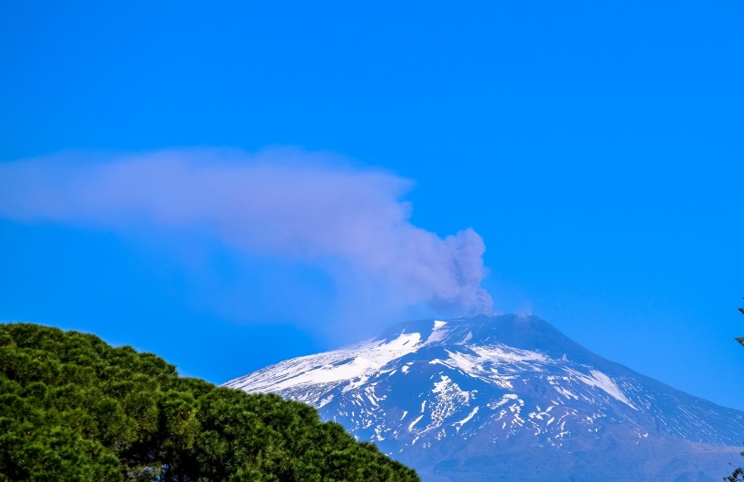 雾气蒸腾的火山图片