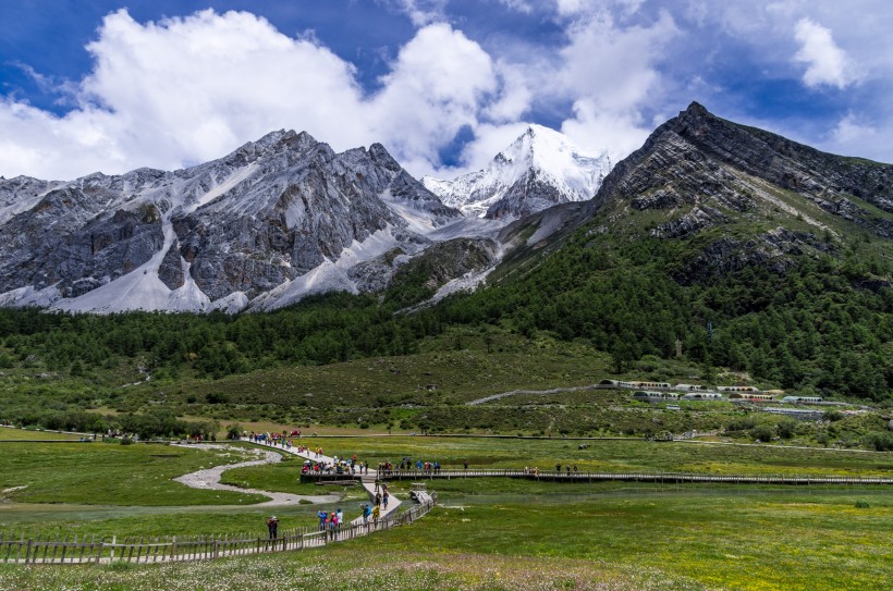 盛夏的四川稻城亚丁风景图片