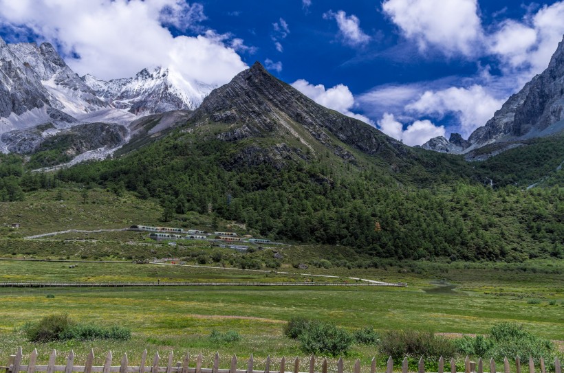 盛夏的四川稻城亚丁风景图片