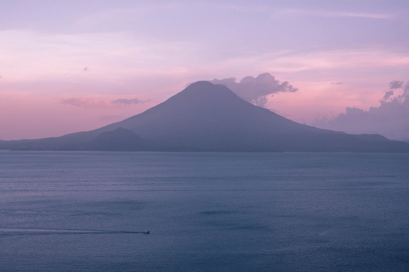 雾气蒸腾的火山图片