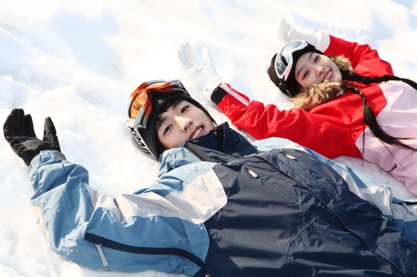 冬季休闲滑雪情侣图片