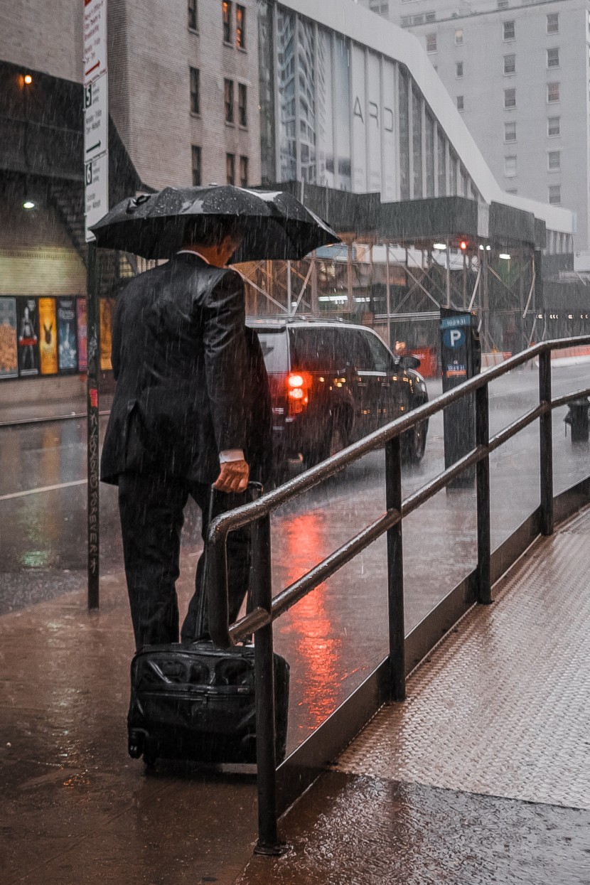 雨中撑伞的人物图片