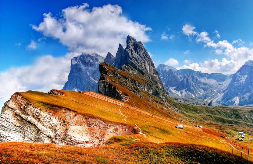 巍峨的高山风景图片