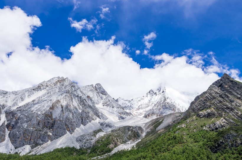 盛夏的四川稻城亚丁风景图片