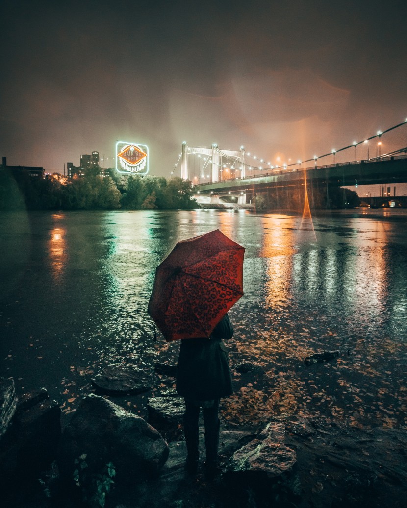 雨中撑伞的人物图片