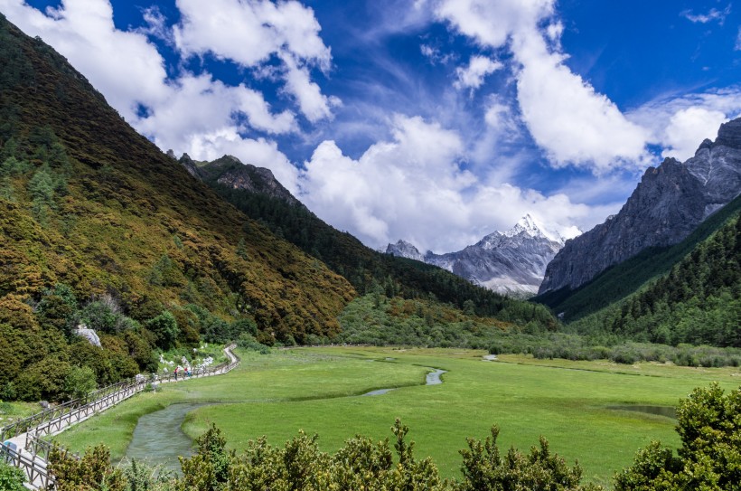 盛夏的四川稻城亚丁风景图片