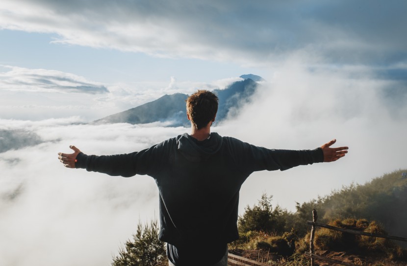 户外旅行的男子背影图片