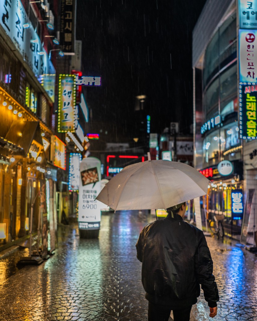 雨中撑伞的人物图片