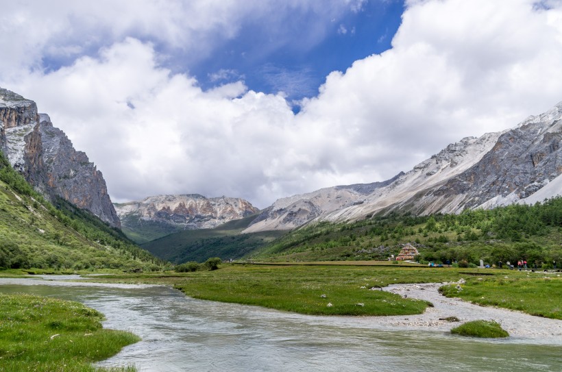 盛夏的四川稻城亚丁风景图片