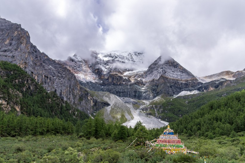 盛夏的四川稻城亚丁风景图片