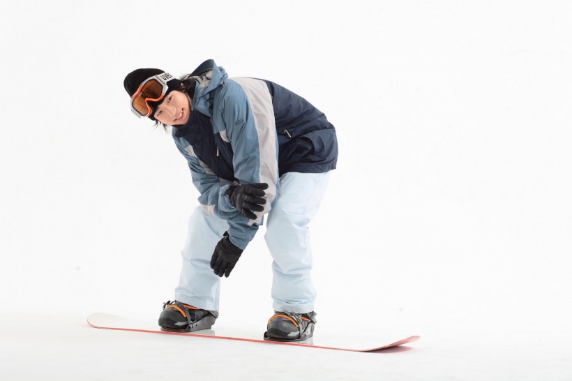 冬季休闲运动男性滑雪图片