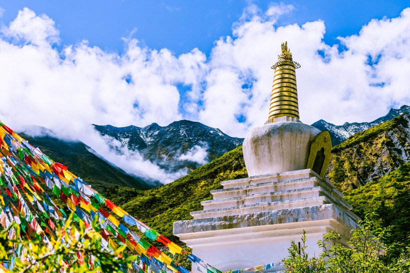 四川贡嘎山的山水风景图片