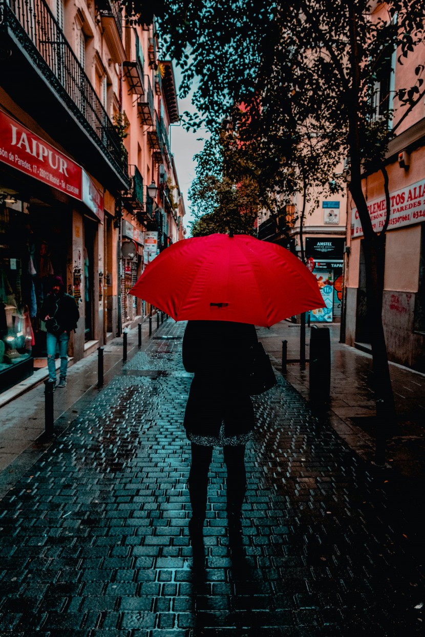 雨中撑伞的人物图片