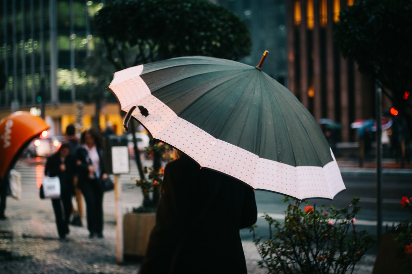 雨中撑伞的人物图片