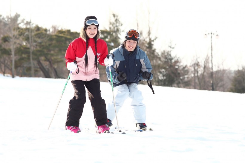 冬季休闲滑雪情侣图片