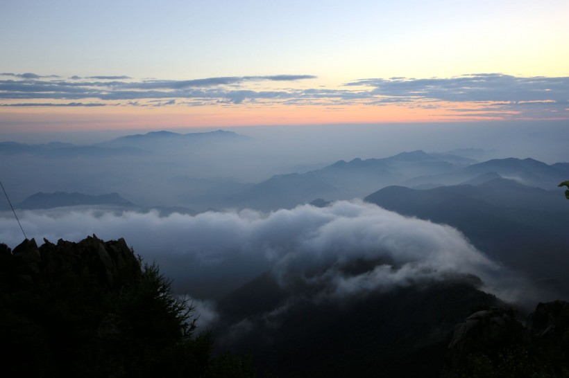 雾灵山晨曦风景图片