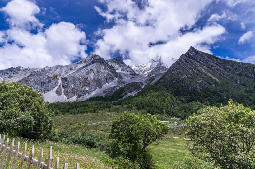 盛夏的四川稻城亚丁风景图片