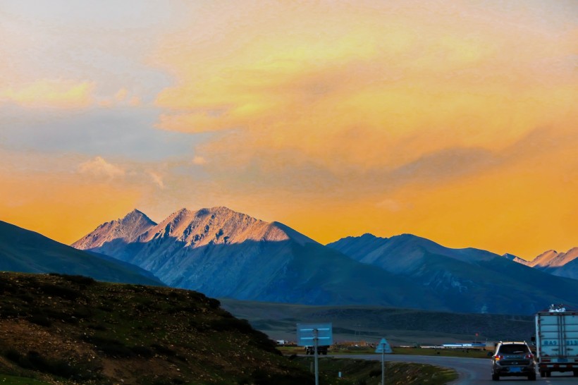 西藏念青唐古拉山脉风景图片