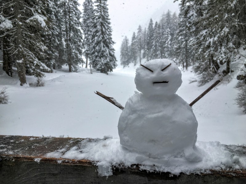 冬季造型独特的雪人图片