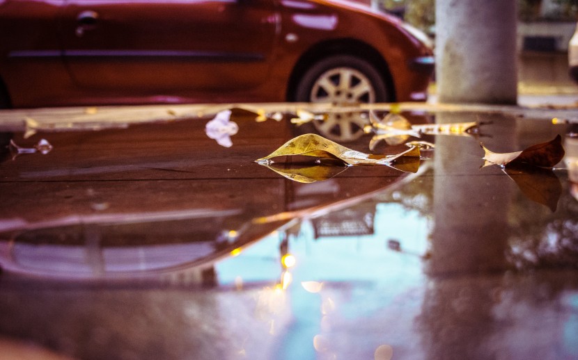 雨后積水的地面圖片