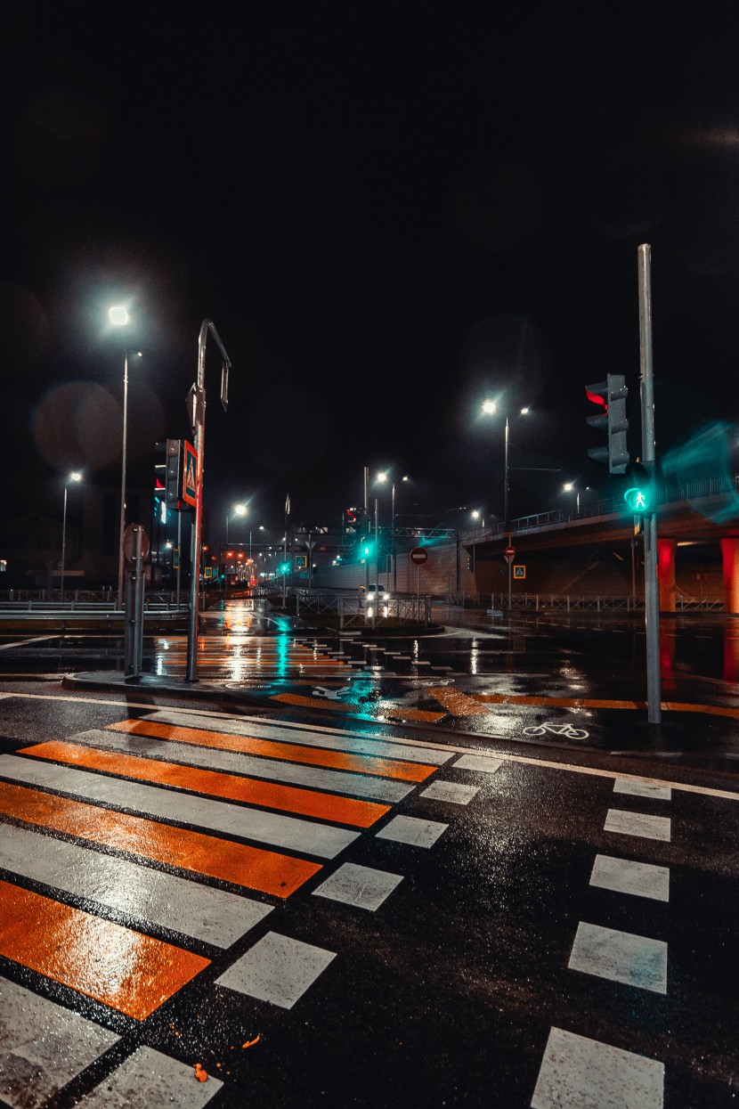 燈火朦朧的雨夜街道圖片