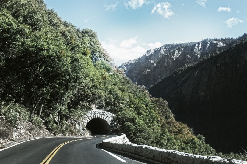 蜿蜒的山岭隧道图片