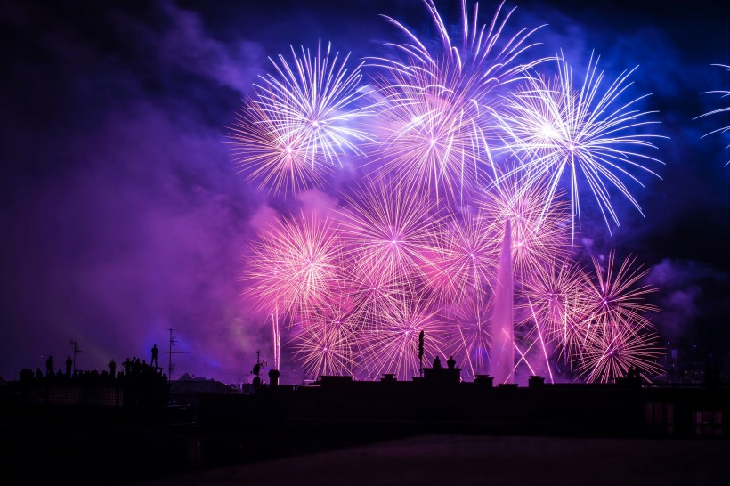 夜空中唯美璀璨的煙花圖片