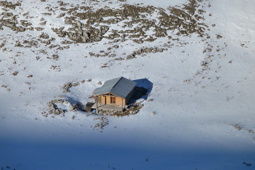 雪中的小屋图片