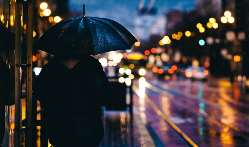 遮阳挡雨的雨伞图片