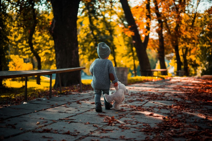 在公園里玩耍的小孩圖片