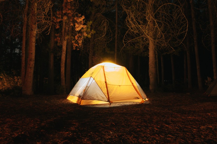野外宿营帐篷图片