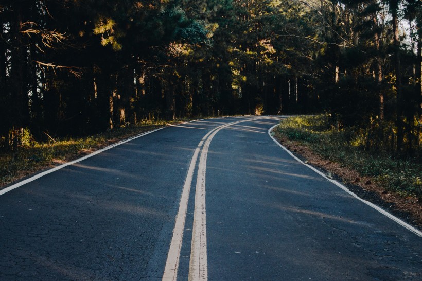 平坦的沥青公路图片