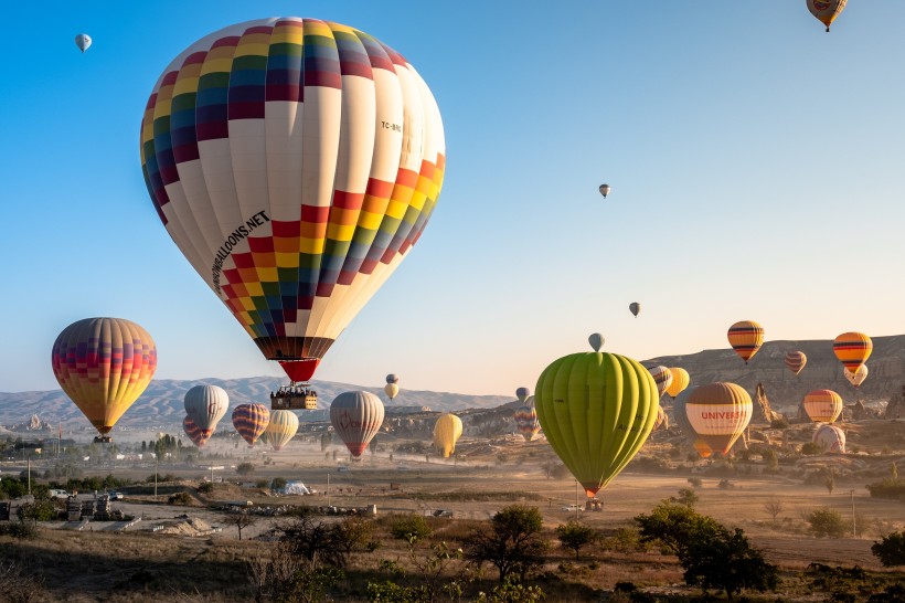 绚丽多彩的空中热气球图片