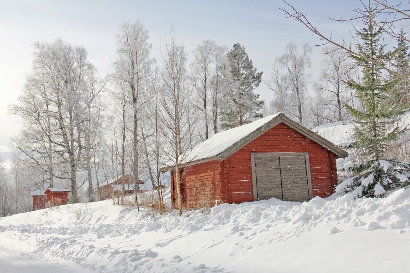 雪中的小屋图片