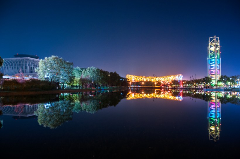 夜晚城市的水中倒影图片