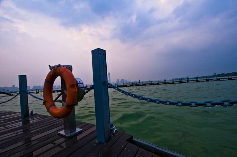 海边红色救生圈图片