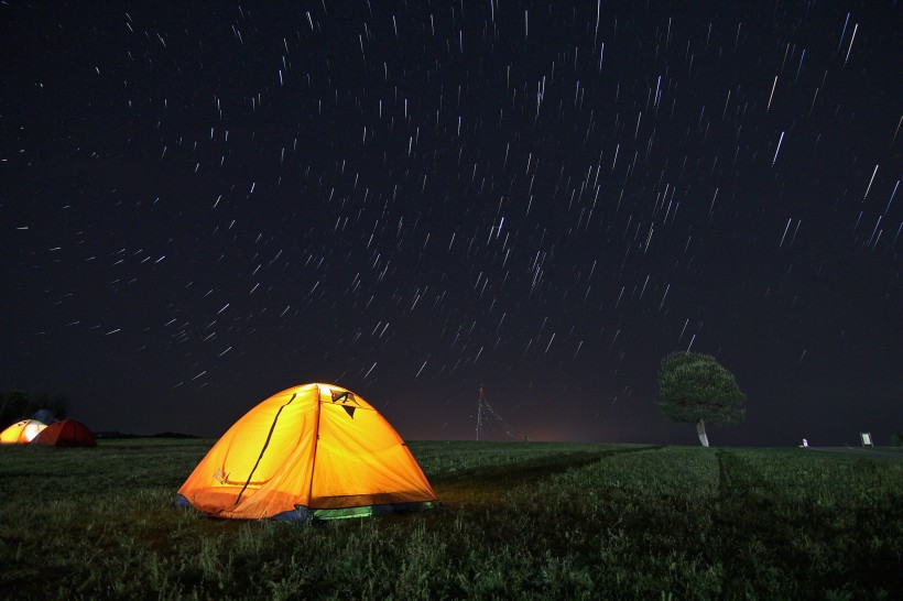 星空下的野外露营帐篷图片