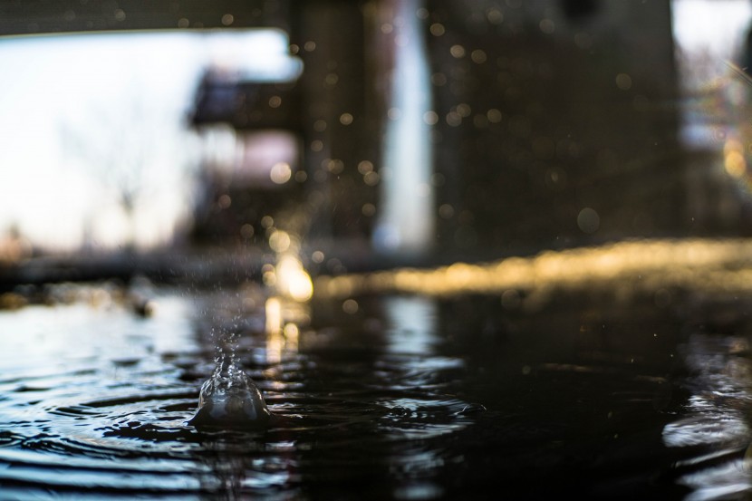 雨后積水的地面圖片