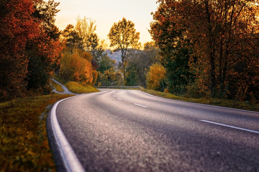 平坦蜿蜒的公路图片