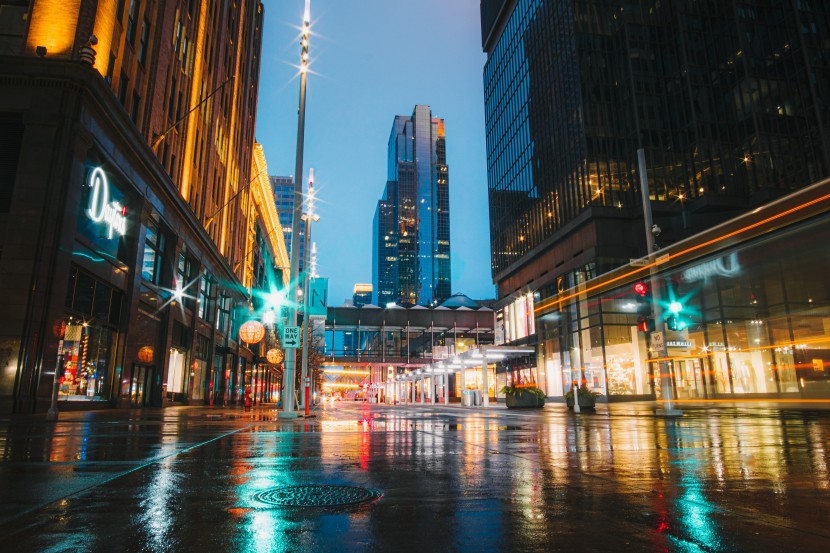 燈火朦朧的雨夜街道圖片