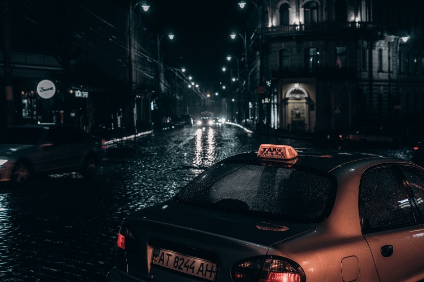 灯火朦胧的雨夜街道图片