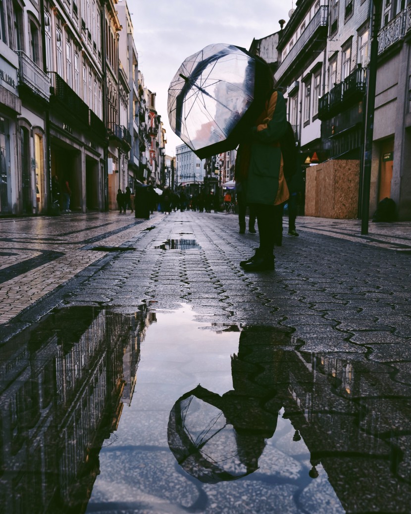 雨后地面的水坑圖片